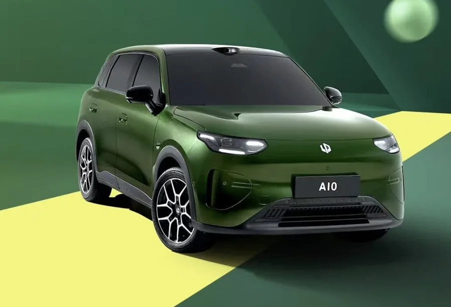 O design segue linhas simples com dianteira fechada, colunas C escurecidas e traseira com assinatura em LED, reforçando a proposta de custo baixo e produção em volume.