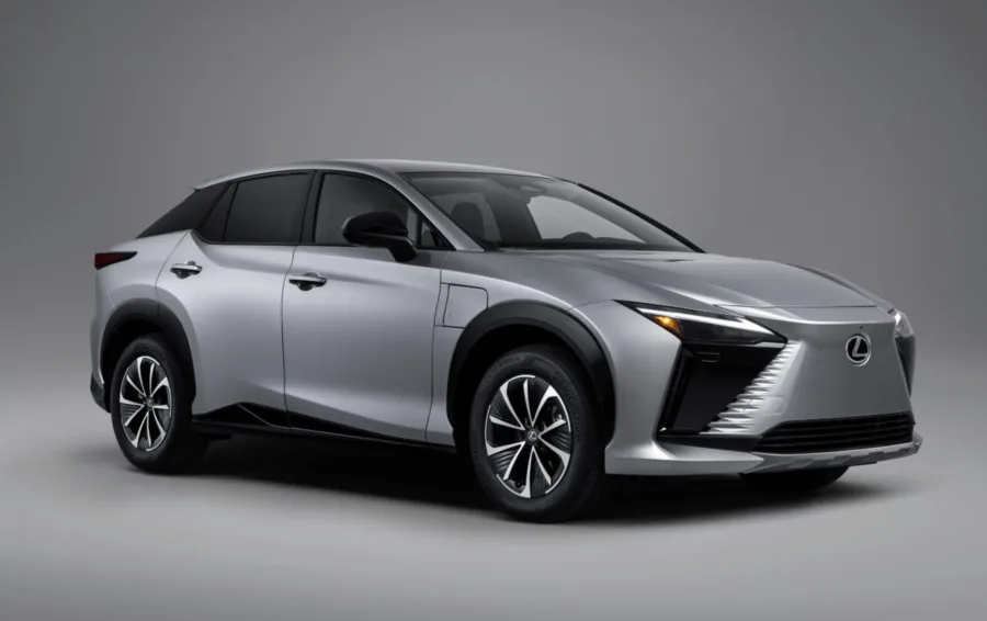 O primeiro elétrico da Toyota no Brasil chegou, e chegou forte. O Lexus RZ abre a nova fase da marca com dois motores, visual marcante e foco total em desempenho.