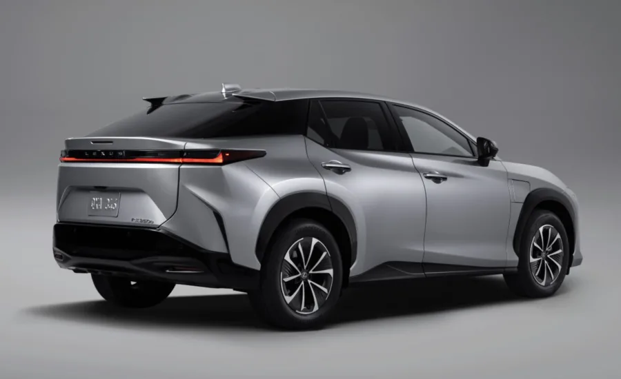 A bateria de 77 kWh tem refrigeração líquida e alcance de até 600 km no ciclo WLTP. Em carga rápida de 150 kW, o SUV atinge 80% em apenas 30 minutos.