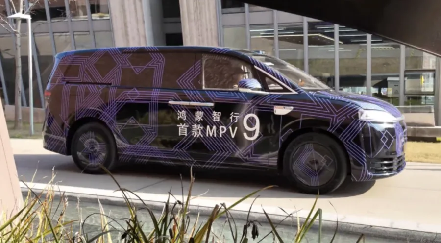 A base é a plataforma E0X-L da Chery, com mais de 5,3 metros, arquitetura elétrica de 800V e versões elétrica pura ou com extensor de autonomia.