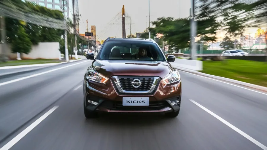 O Nissan Kicks SL 1.6 2020 foi feito para a cidade, trânsito pesado e rotina diária. E é exatamente esse tipo de uso que deixa marcas invisíveis quando chega a hora de comprar usado.