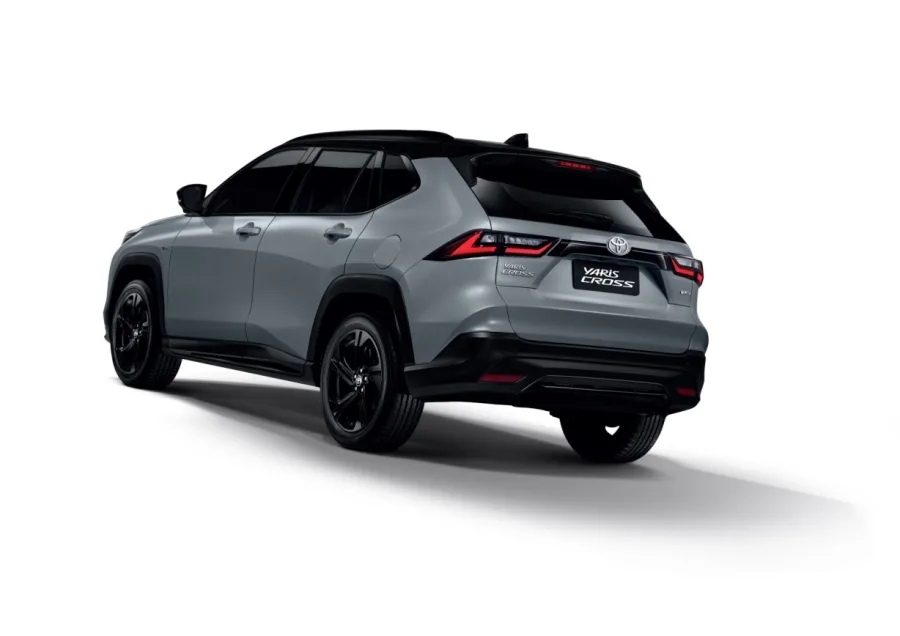 O conjunto mecânico segue igual ao nosso, motor 1.5 a gasolina trabalhando com motor elétrico, entregando 110 cv combinados, câmbio E CVT e tração dianteira.