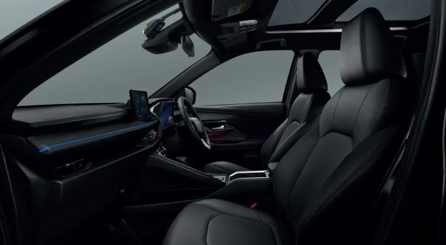 Por dentro, o Nightshade mantém o estilo escuro, mas com um destaque que faz falta no Brasil, o teto panorâmico fixo, indisponível no modelo nacional.