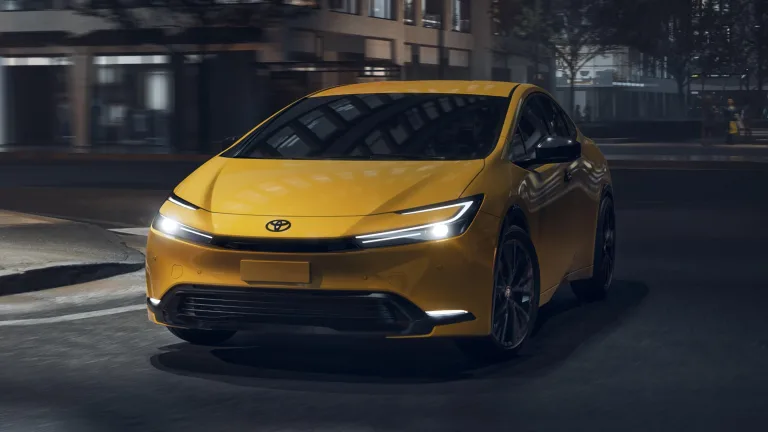 Toyota Prius 2026 revela como deverá ser novo visual do Corolla e Corolla Cross no Brasil