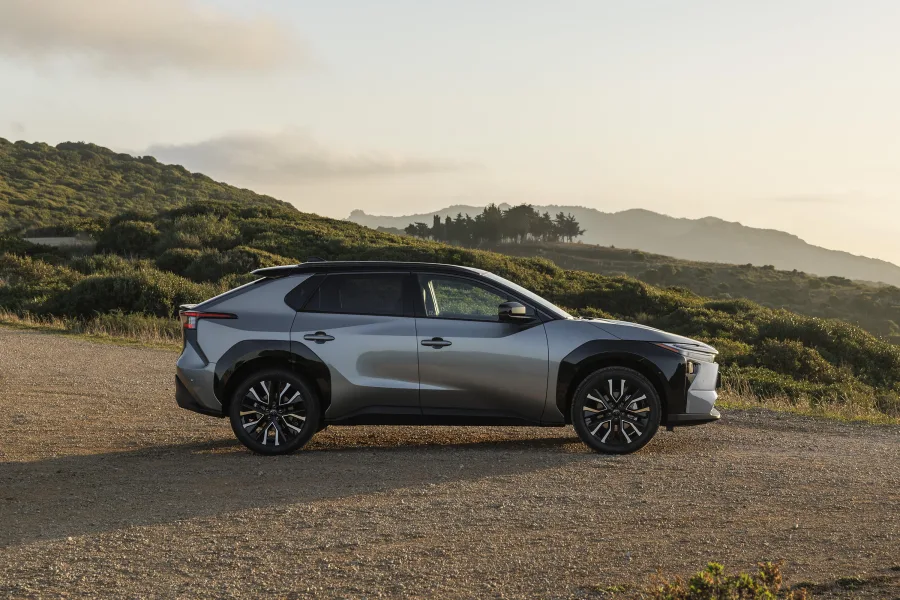 A plataforma e-TNGA garante entre eixos de 2,85 metros e bom espaço traseiro, enquanto o porta malas de 452 litros fica abaixo de rivais já vendidos no Brasil.