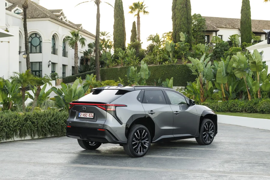 A aerodinâmica melhorada reduz o arrasto e eleva a autonomia, reforçando o potencial do modelo para um mercado que exige eficiência em uso urbano e rodoviário.