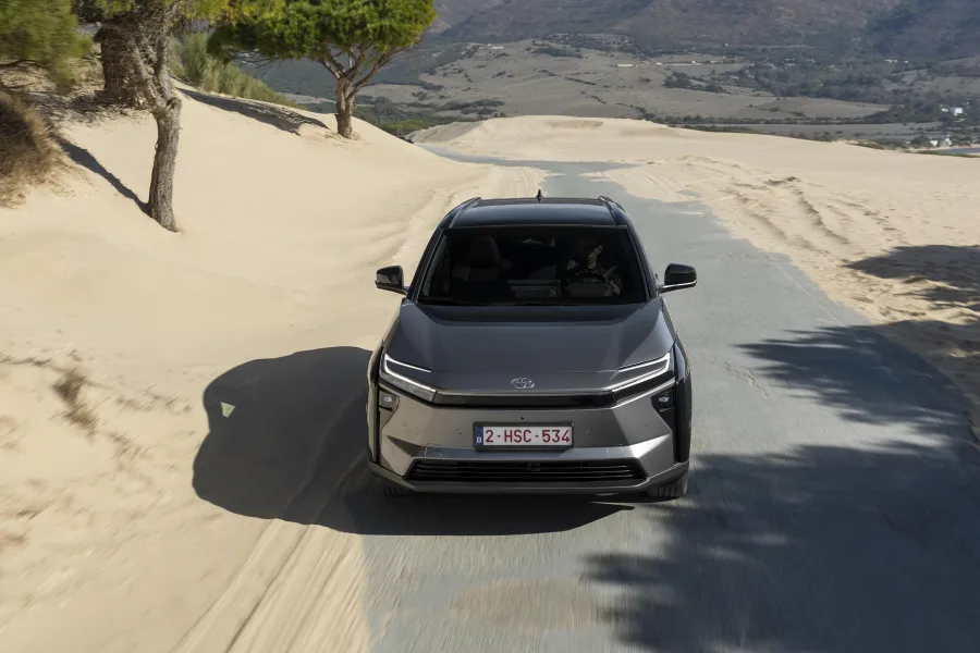 Motores mais eficientes e baterias de até 73,1 kWh entregam 0 a 100 km/h em 7,4 segundos e autonomia de 569 quilômetros, patamar competitivo no mercado nacional.