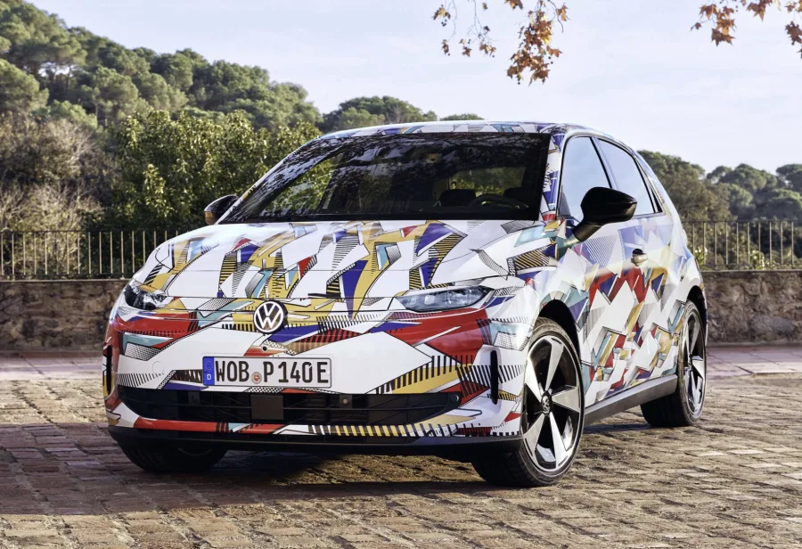 O Volkswagen ID. Polo nasce elétrico na Europa, mas com alma de hatch clássico, ao apostar em espaço, ergonomia simples e identidade visual reconhecível.