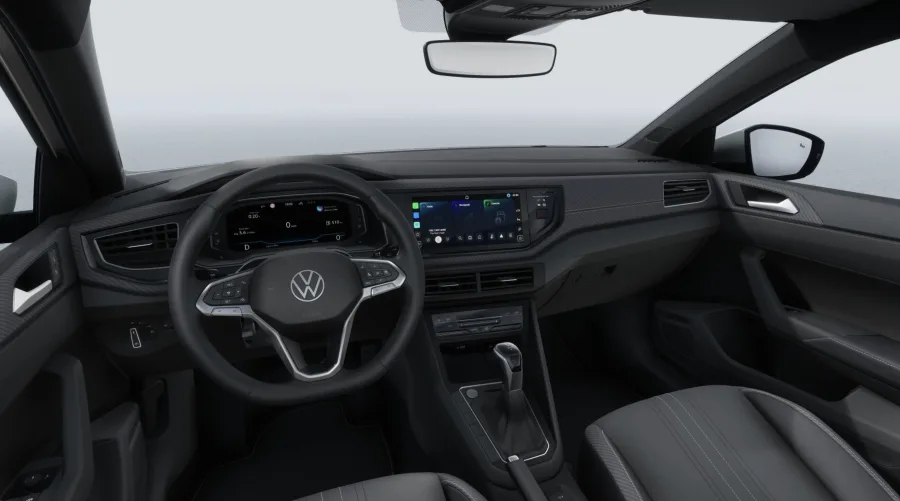 Por dentro, a proposta é elevar a percepção sem exageros. Acabamento escuro, bancos exclusivos e posição de dirigir conhecida mostram que o foco é agradar quem usa o carro todo dia.