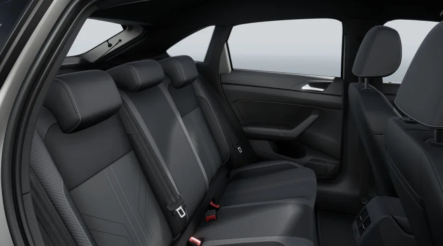 O espaço para passageiros é adequado para quatro adultos, com bom espaço para pernas e cabeça, sem apertos no uso diário, mas sem prometer conforto de SUV médio.