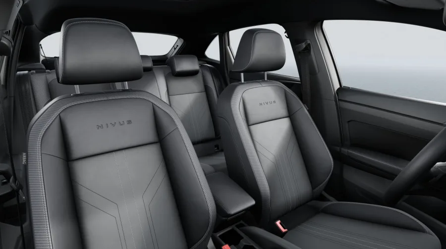 A central VW Play de 10,1 polegadas, painel digital e acabamento escurecido diferenciam o interior do Outfit, sem mudar o layout, mas elevando a sensação de categoria.