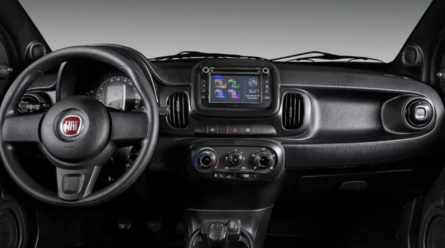 O interior do Mobi Way 2019 aposta na simplicidade, com comandos próximos ao motorista, posição de dirigir mais alta, ergonomia funcional, espaço traseiro limitado e porta‑malas de 215 litros focado no uso urbano.