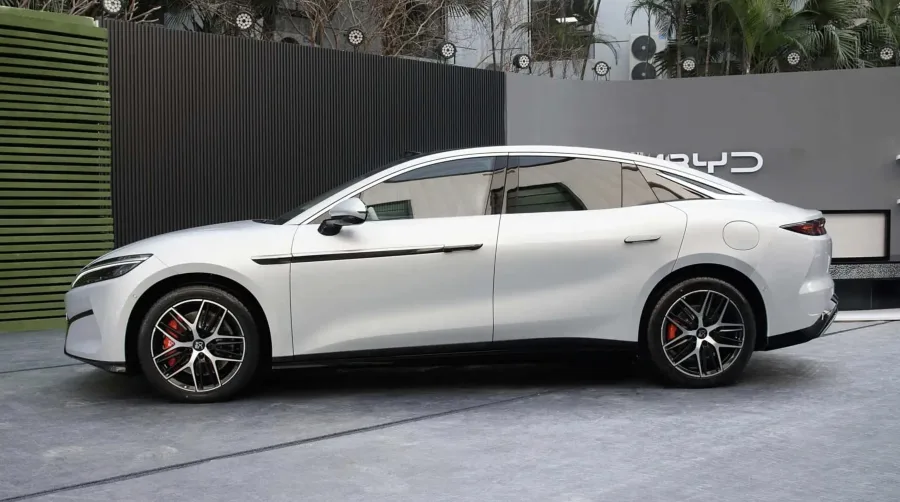 BYD diz que “ninguém vai querer mais de 300 km de autonomia” e aposta em recarga ultra-rápida
