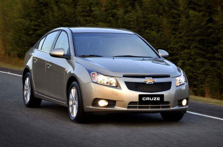 Lançado em 2011, o Cruze foi pensado para competir em engenharia, não em preço. Rodar sólido, bom acerto dinâmico e conforto em estrada fizeram dele uma escolha racional para quem valorizava dirigir.