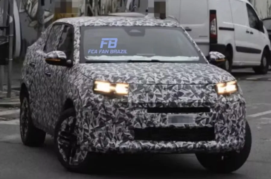 Por fora, o desenho fica mais reto e robusto. Faróis estreitos, frente alta e traseira redesenhada mantêm o perfil cupê, mas deixam o SUV visualmente mais maduro - Foto: Reprodução/Instagram @fca_fan_brazil