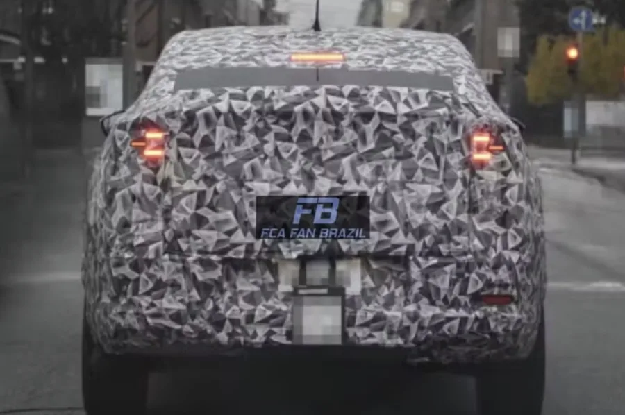 A grande virada está na estrutura. O Fastback troca de plataforma, ganha base global e cresce em espaço interno, principalmente para quem viaja no banco traseiro - Foto: Reprodução/Instagram @fca_fan_brazil