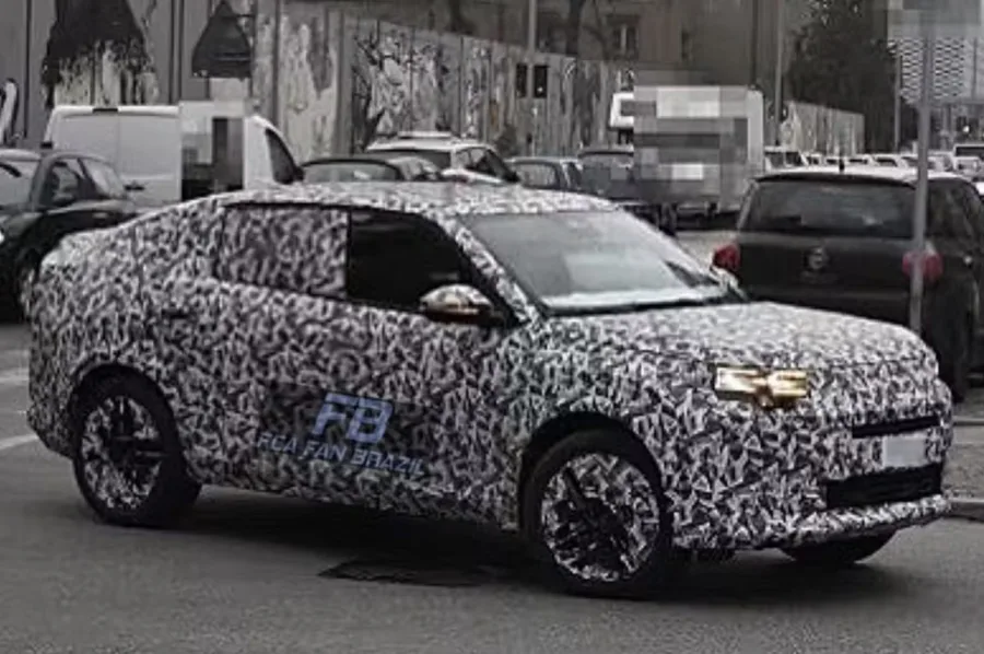 O novo Fiat Fastback já não tenta mais se esconder. Flagras mostram carroceria definitiva e interior pronto, sinal claro de que a nova geração está perto de sair do papel - Foto: Reprodução/Instagram @fca_fan_brazil