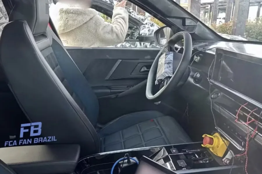 O interior muda de patamar, com painel mais limpo, telas maiores e menos botões, sinal claro de um Fastback mais sofisticado e alinhado ao novo posicionamento da marca - Foto: Reprodução/Instagram @fca_fan_brazil