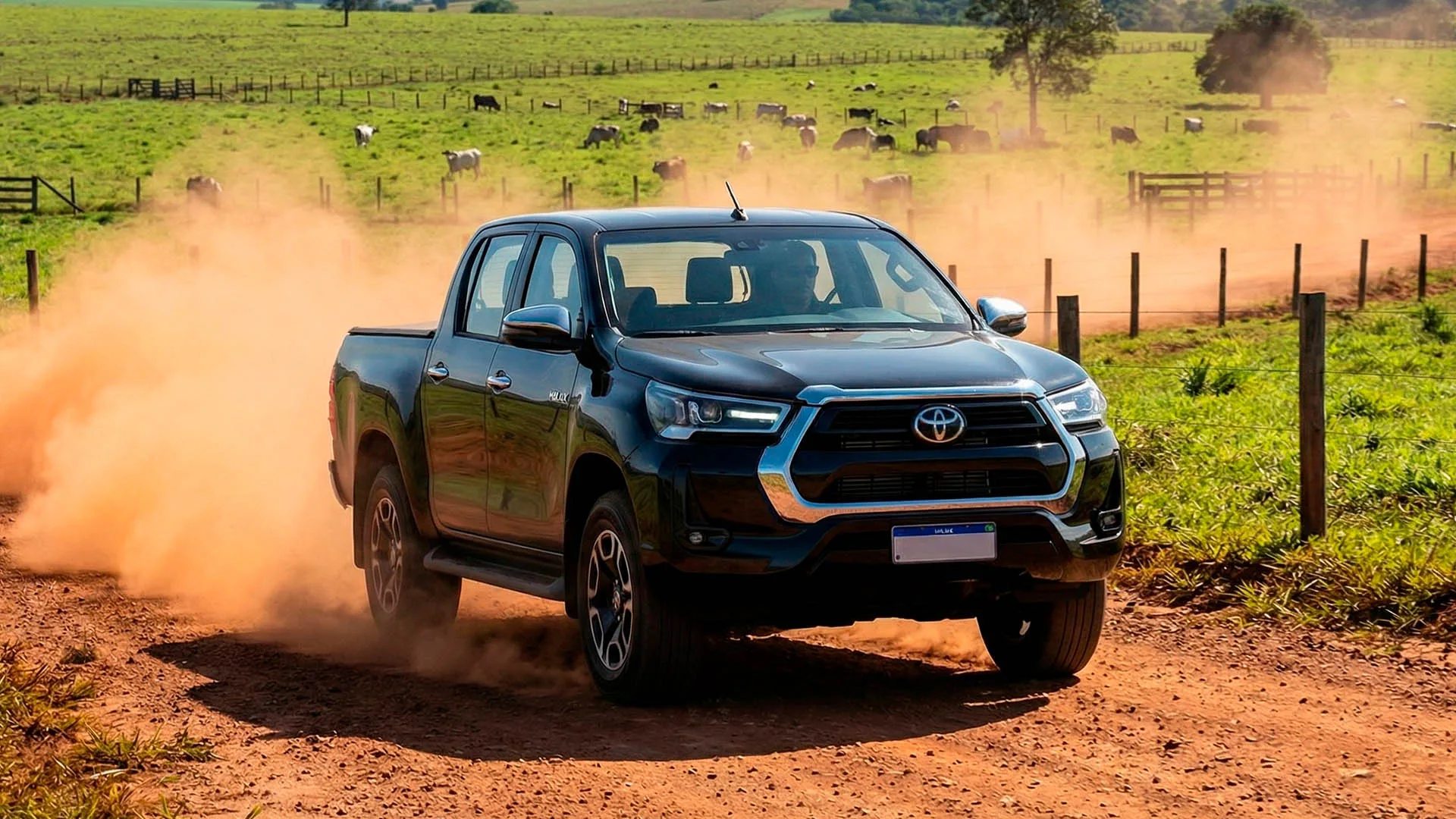 Toyota Hilux fecha 2025 como a caminhonete média mais vendida do Brasil, com 49.721 unidades, mantendo liderança entre picapes grandes e forte presença no uso profissional e familiar.
