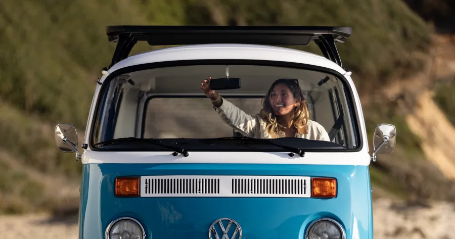 A Volkswagen restaurou uma Kombi T2 1977 que sobreviveu aos incêndios de 2025 na Califórnia. O modelo virou símbolo de resiliência, será exibido em eventos e voltou à dona.