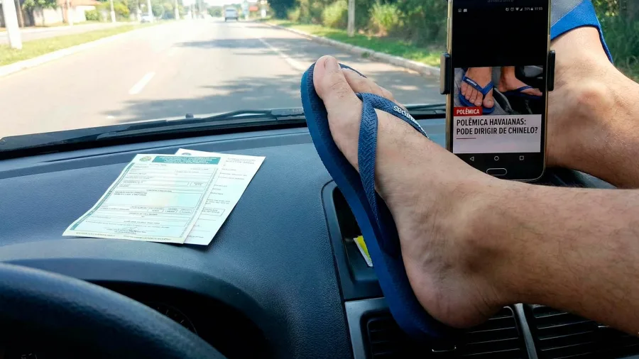 Polemica havaianas: pode dirigir de chinelo no verão?