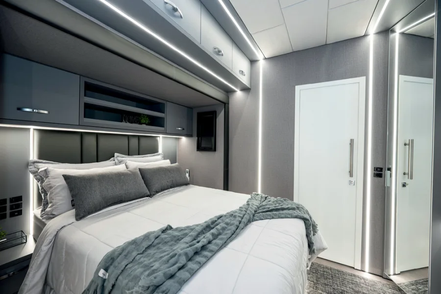 Nada nasceu rápido. Foram dois anos de decisões técnicas, sem atalhos, mantendo a cabine original e criando atrás um espaço pensado para viver, não para exibir.