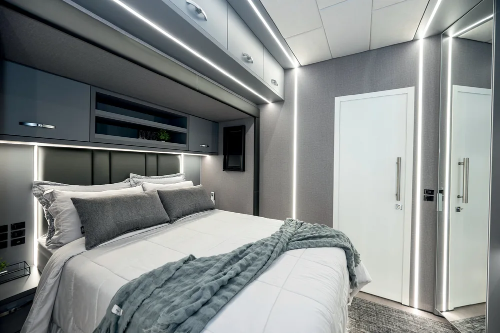 Nada nasceu rápido. Foram dois anos de decisões técnicas, sem atalhos, mantendo a cabine original e criando atrás um espaço pensado para viver, não para exibir.