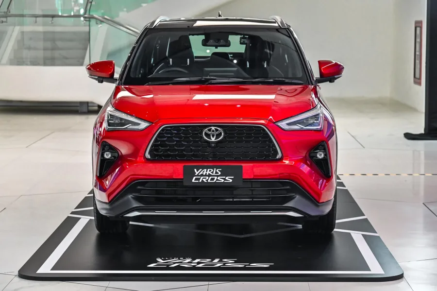 O Toyota Yaris Cross estreia no Brasil com quatro versões e uma proposta clara, mudar a experiência urbana conforme o tipo de motor e o perfil de uso diário.