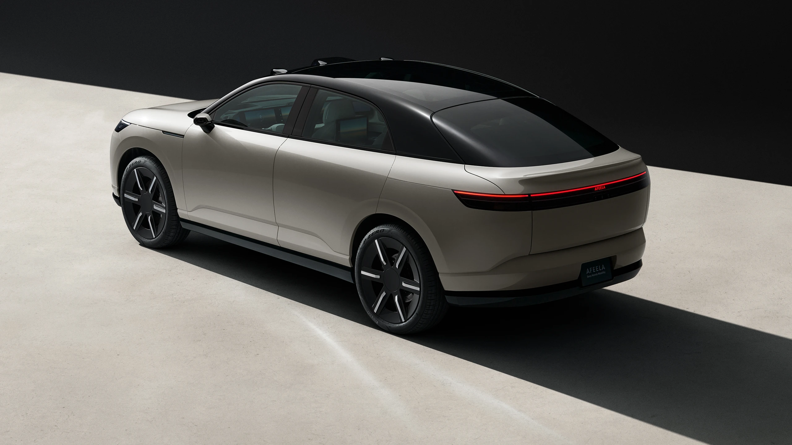 O sedã elétrico chama menos atenção por fora e muito mais por dentro. Telas contínuas dominam a cabine e mudam a relação com o trânsito urbano.