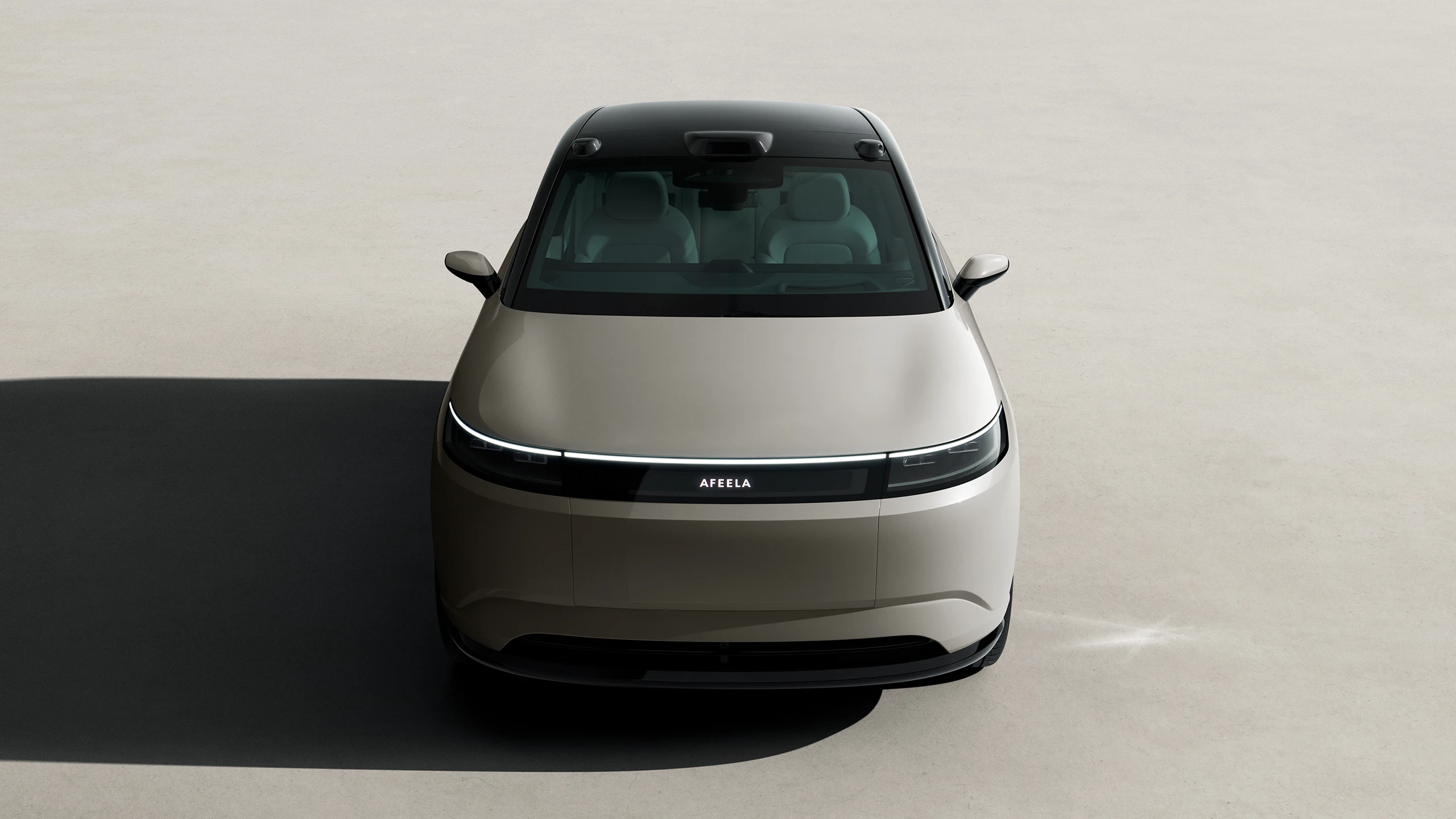 A integração com PlayStation permite jogar via streaming quando o carro está parado. Funciona bem e mostra que a ideia vai além de marketing.