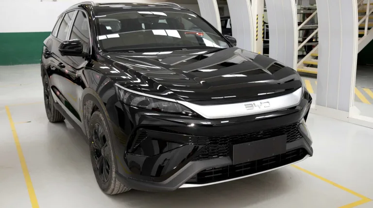 BYD Song Pro 2026 ganha bateria maior e passa dos 200 km sem usar gasolina