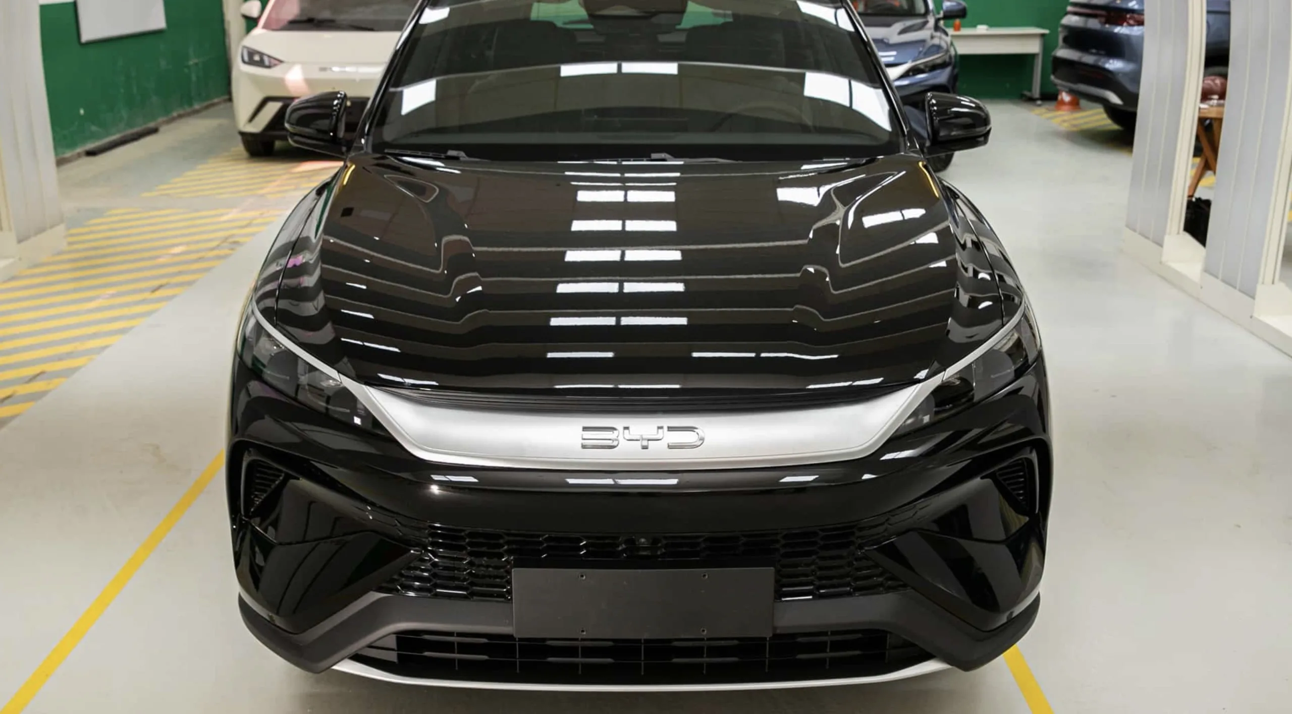 Mesmo no padrão brasileiro, a expectativa é superar os 100 km no modo elétrico, o suficiente para muitos passarem dias sem ir ao posto.