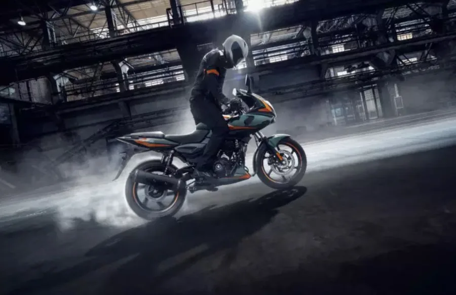 O desenho carenado segue o mesmo, mas as novas cores escurecidas e grafismos mais trabalhados mudam a percepção e deixam a moto mais atual na rua.