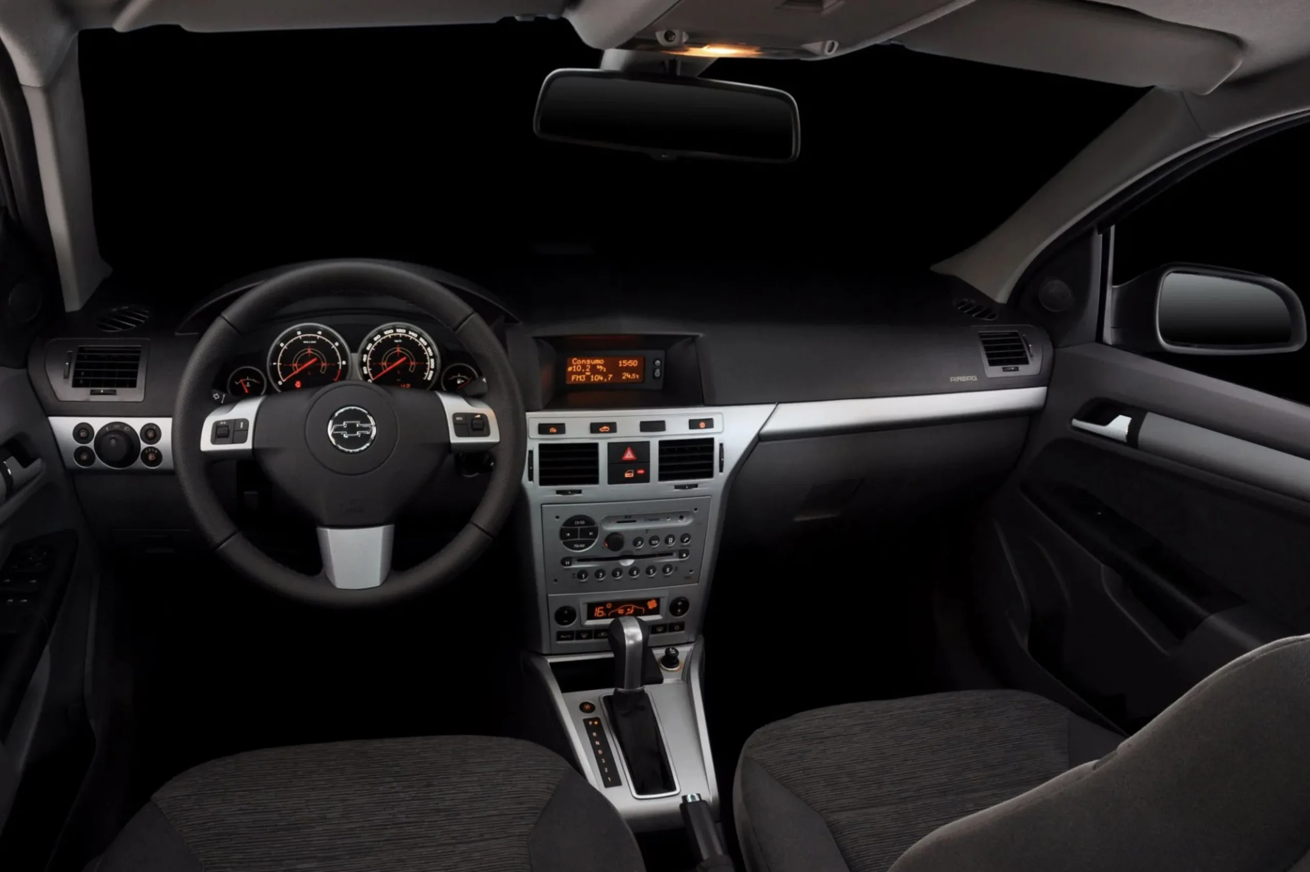 A tração é dianteira, o câmbio é manual de cinco marchas e a direção hidráulica deixa a condução leve e previsível no uso diário.