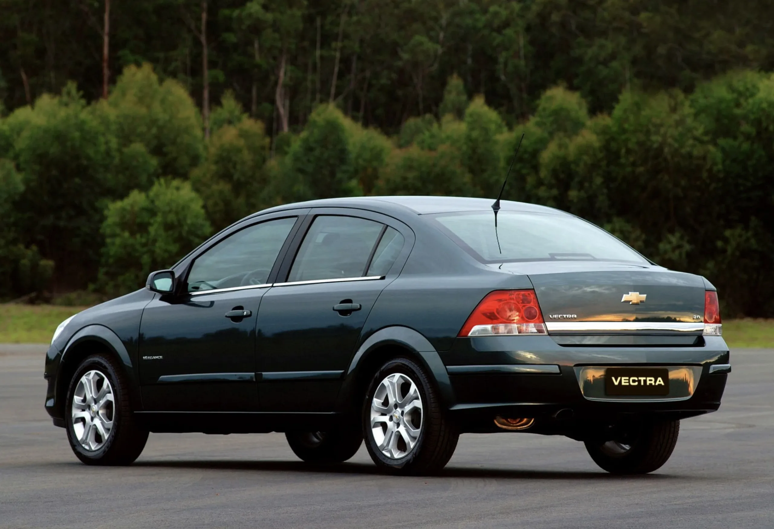 O consumo gira em torno de 5,9 km/l no etanol e 8 km/l na gasolina. Com tanque de 58 litros, a autonomia pode passar de 650 km.