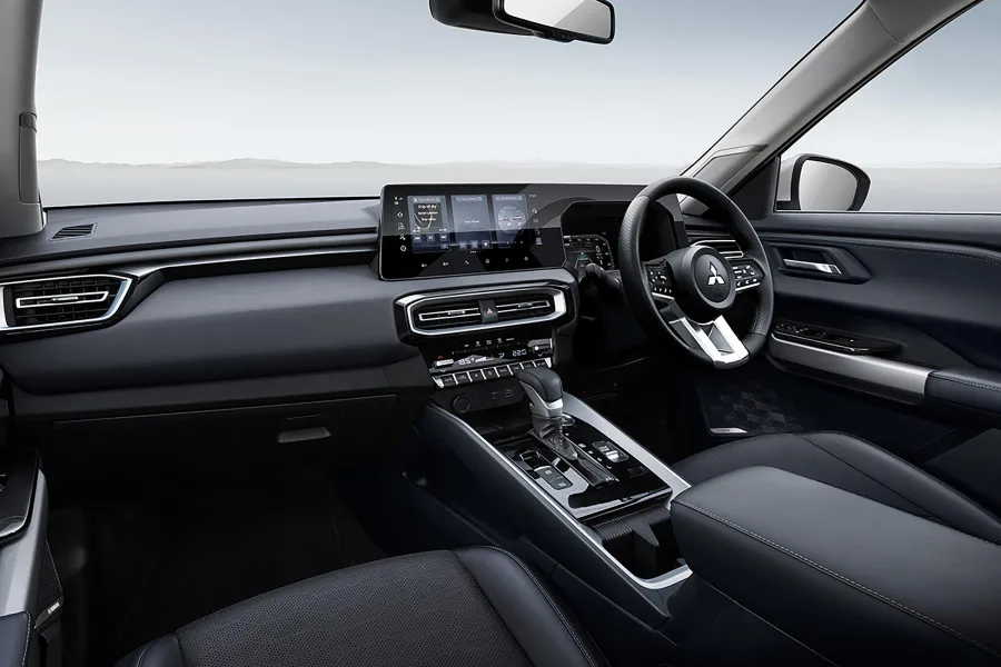 O interior deve priorizar espaço e robustez, com cabine ampla, posição de dirigir alta e multimídia atualizada, focando conforto e sensação de carro forte no dia a dia.