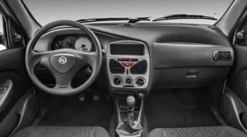 Câmbio manual de 5 marchas e tração dianteira. Direção pode ser pesada sem assistência, deixando claro que o projeto é antigo.