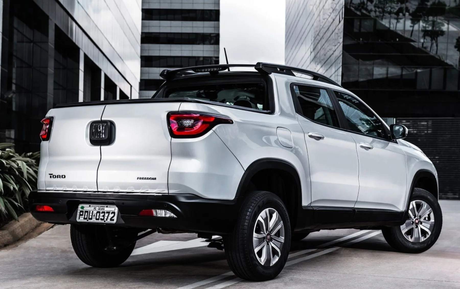 Na estrada, a picape se sai melhor, mantém giro baixo e viaja silenciosa, reforçando o lado SUV que explica sua fama no mercado.