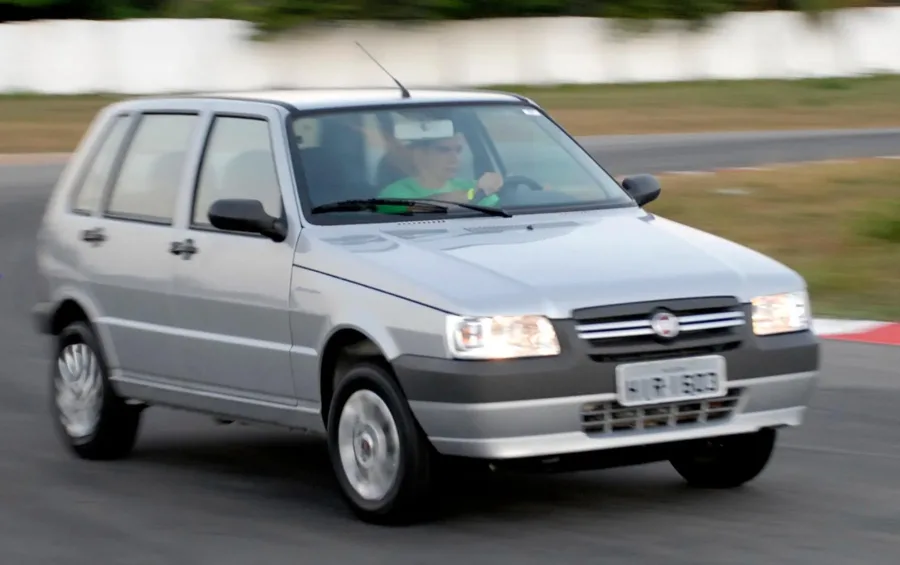 Faz 12,4 km/l na cidade e 14,6 km/l na estrada com gasolina, ou 8,8 e 9,9 km/l no etanol. Tanque de 50 litros garante boa autonomia.