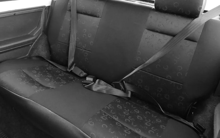 Interior simples para 5 ocupantes, porta-malas de 290 litros e carga útil de 420 kg. Atende tarefas diárias, compras e deslocamentos curtos.