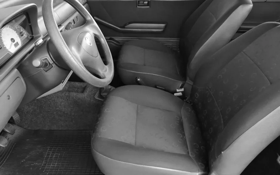 Equipamentos são básicos: pode ter ar-condicionado, vidros elétricos e rádio, mas não há airbags nem ABS. Segurança é ponto fraco evidente.