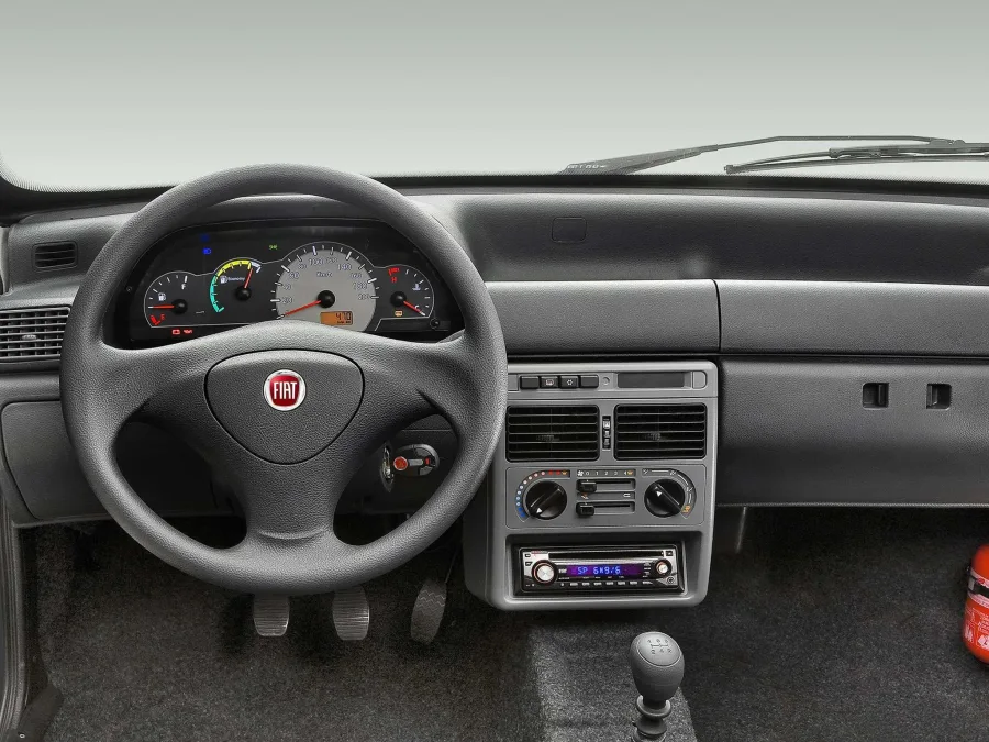 Câmbio manual de 5 marchas, tração dianteira e direção sem assistência. Dirigir exige mais braço e paciência, especialmente em manobras apertadas.