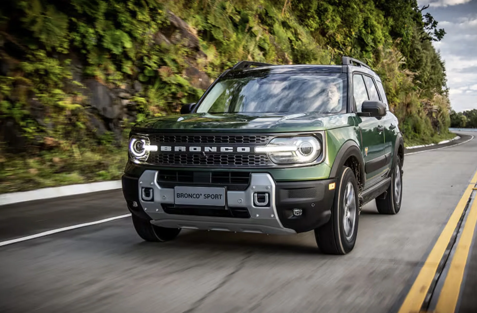 Ford Bronco Sport 2026 combina motor 2.0 turbo de 253 cv, tração 4x4 com bloqueio, modos off-road e interior tecnológico, mirando quem busca aventura com conforto.