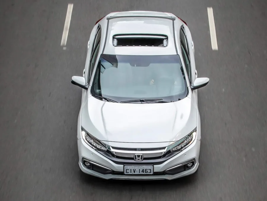 Civic G10 entrega desempenho distinto por versão, 2.0 com 155 cv acelera sem pressa e a Touring 1.5 turbo de 173 cv responde rápido e torna ultrapassagens mais curtas.