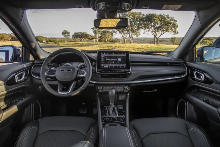 Jeep Compass Série S 2026: teto solar panorâmico, acabamento premium, motor 1.3 turbo de 176 cv e foco em conforto para enfrentar Corolla Cross e Taos no topo do segmento