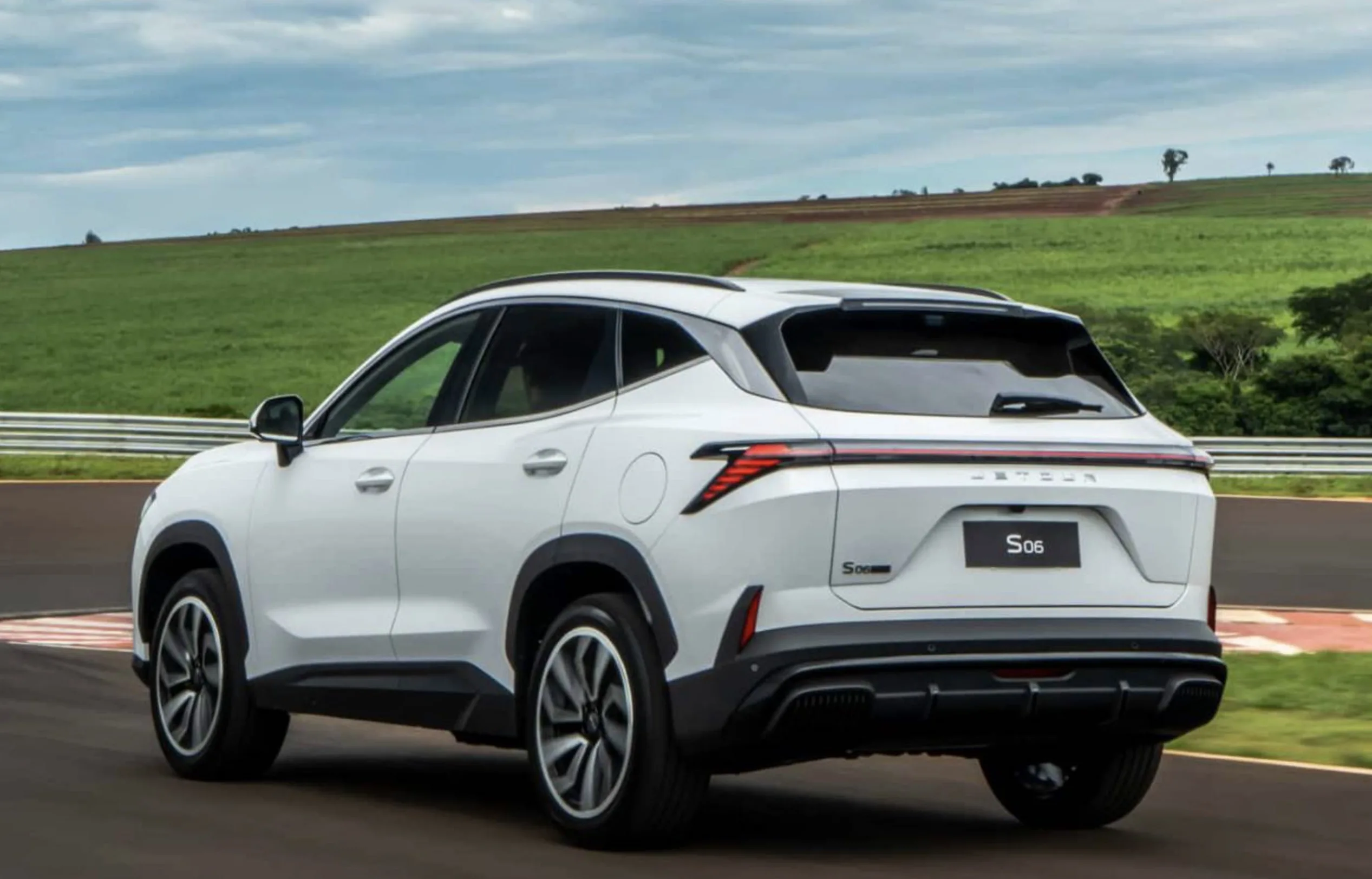 Com versão híbrida plug-in, o Jetour S06 estreia no país mirando consumidores que buscam rodar no elétrico e manter desempenho de SUV médio.