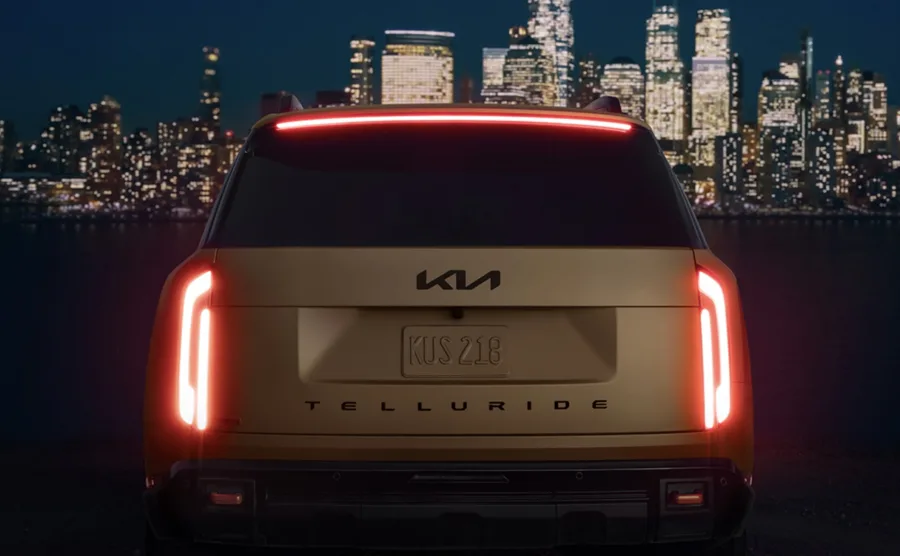 Durante a virada para 2026, a Kia ocupou a contagem regressiva de Times Square para revelar o Telluride 2027, reforçando reposicionamento do SUV e estratégia global.