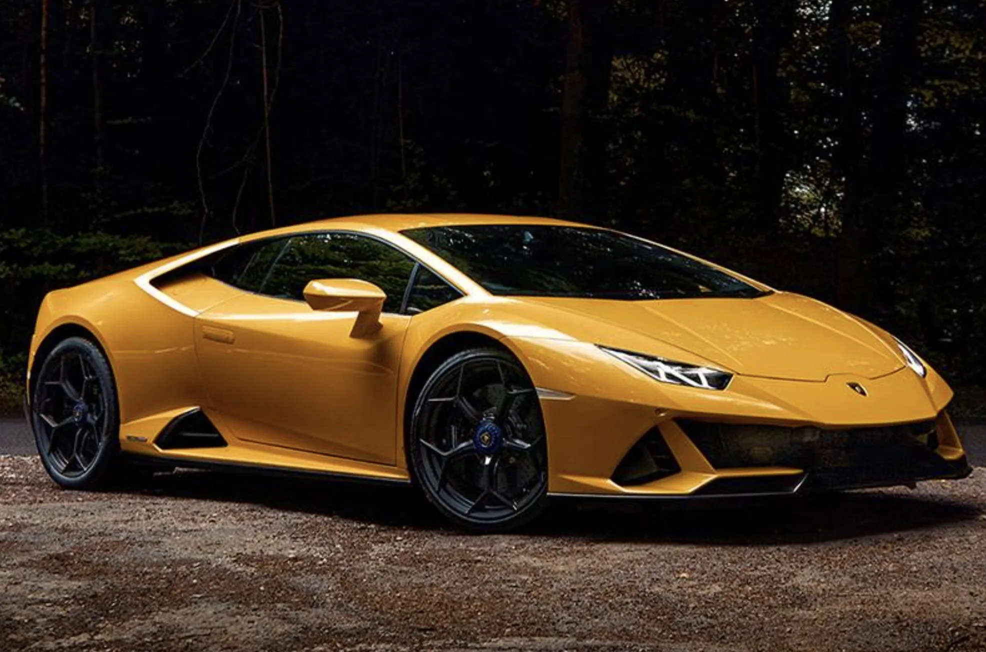 Lamborghini Huracán EVO V10 aspirado de 640 cv e visual de caça. É a escolha de quem busca adrenalina pura e quer ser o centro das atenções.