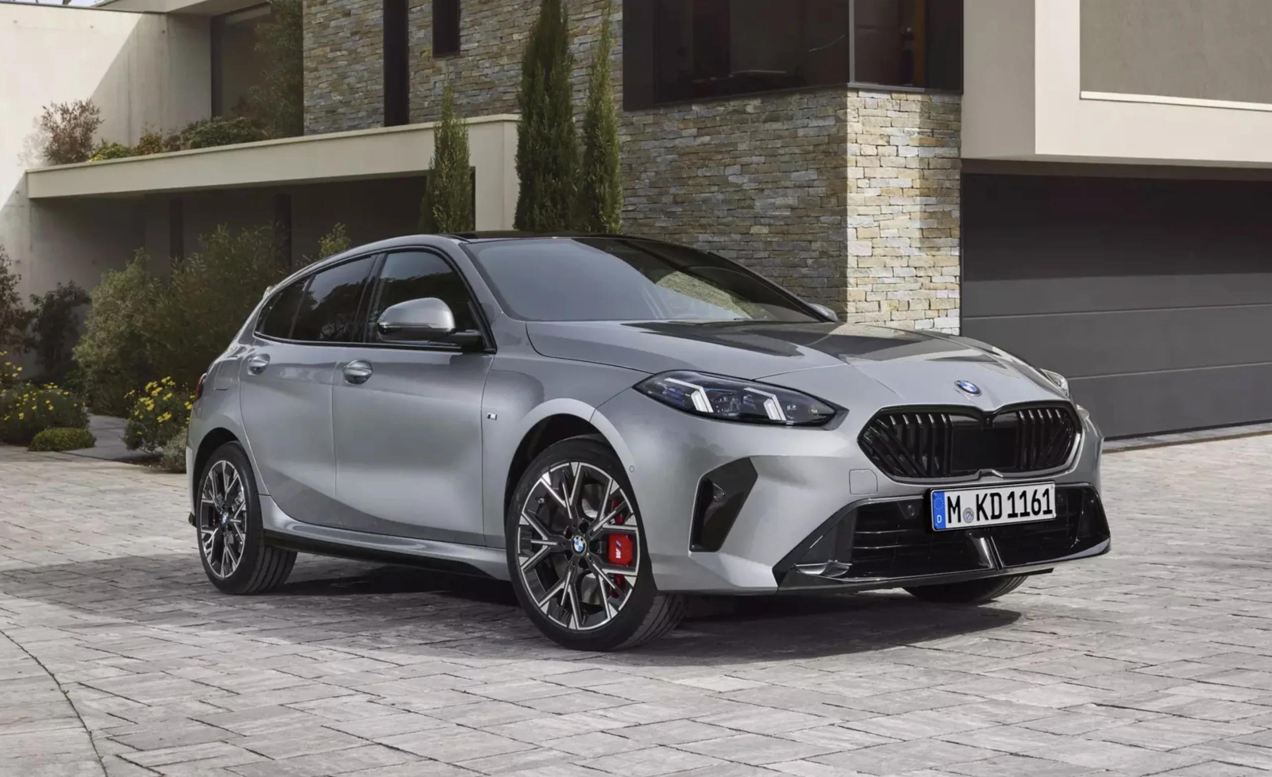 BMW confirma a chegada do M135 no 1º trimestre de 2026, com 317 cv, tração integral, novo visual e pacote tecnológico, ampliando a ofensiva esportiva da marca no Brasil.