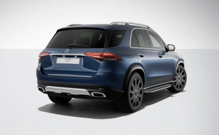 O sistema híbrido leve de 48V não faz milagre, mas suaviza arrancadas e retomadas, deixando o carro mais silencioso e agradável no dia a dia.